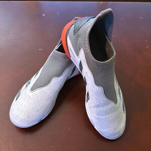 Adidas indoor soccer shoes. Predator. Size 4.5.